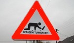 Румыния: в городе Печика появился «пьяный» дорожный знак